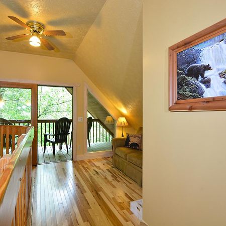 Villa Bear Footin' On The Creek Gatlinburg Habitación foto